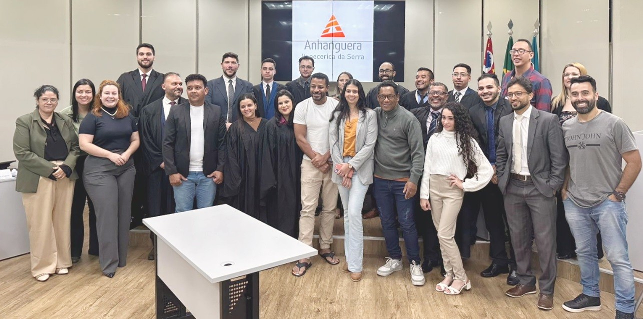 Júri simulado com alunos da Universidade Anhanguera é realizado no plenário da Câmara.